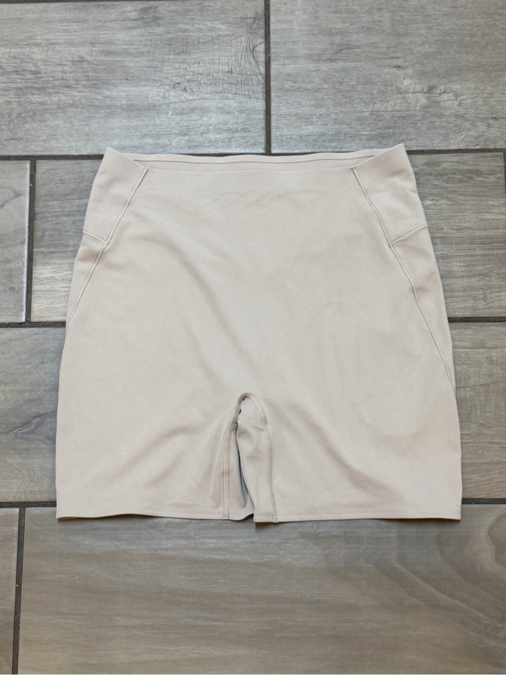 NikeSKIMS Dri-FIT Training Biker Shorts Women’s Medium Light Beige